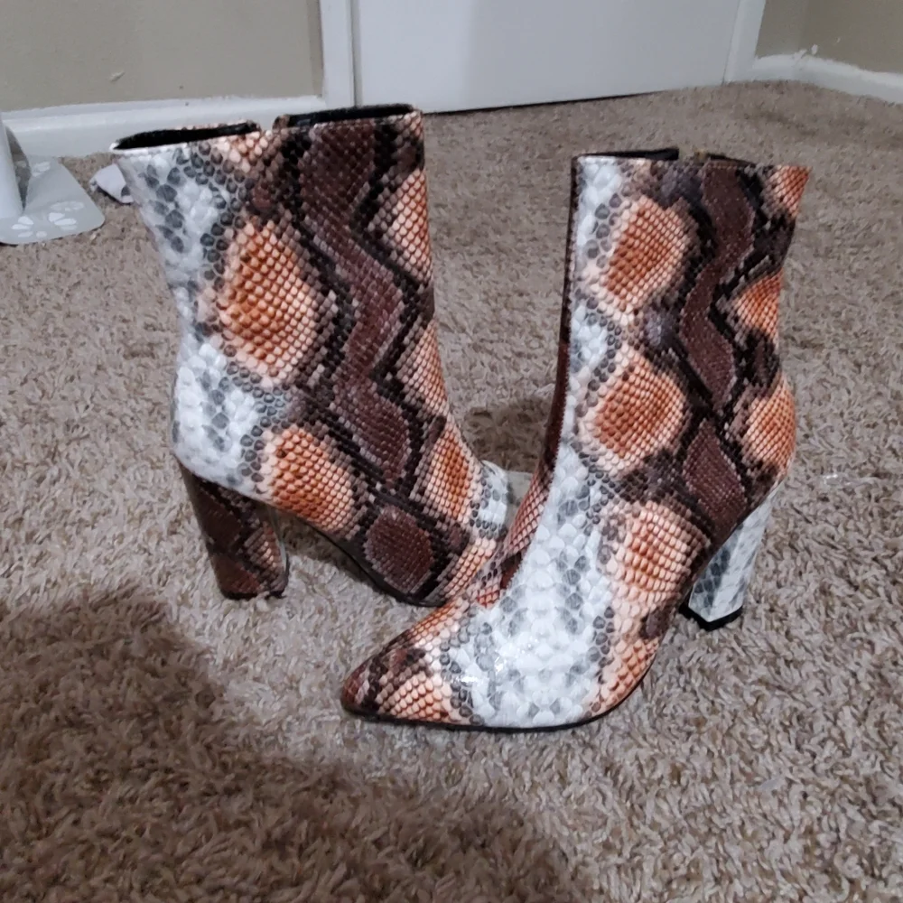 Mini Boots - Picture 1 of 8
